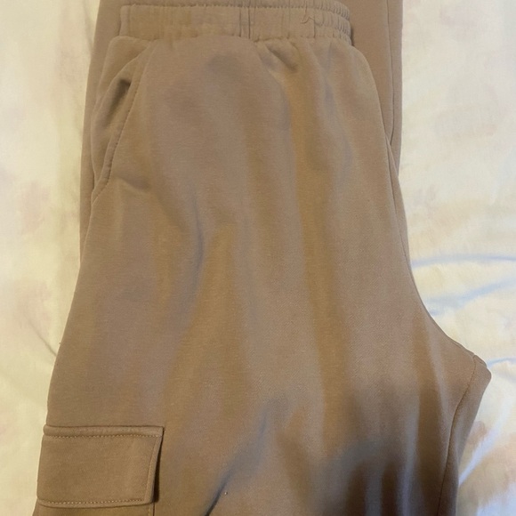 Women’s No Boundaries Beige Cargo Wide Leg Sweatpants L NWOT - Picture 1 of 3